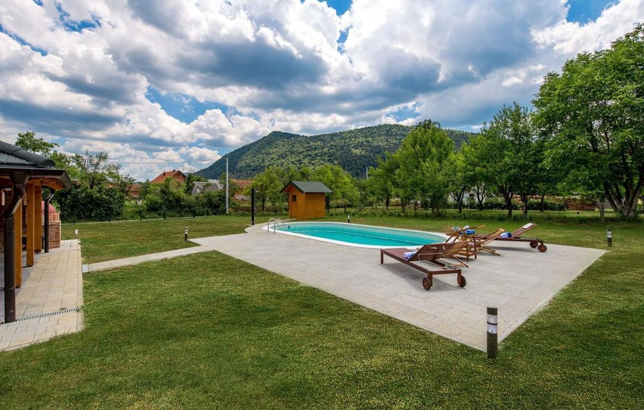 V'S Place - Wooden House With Heated Pool And Outdoor Sauna Otocac Luaran gambar