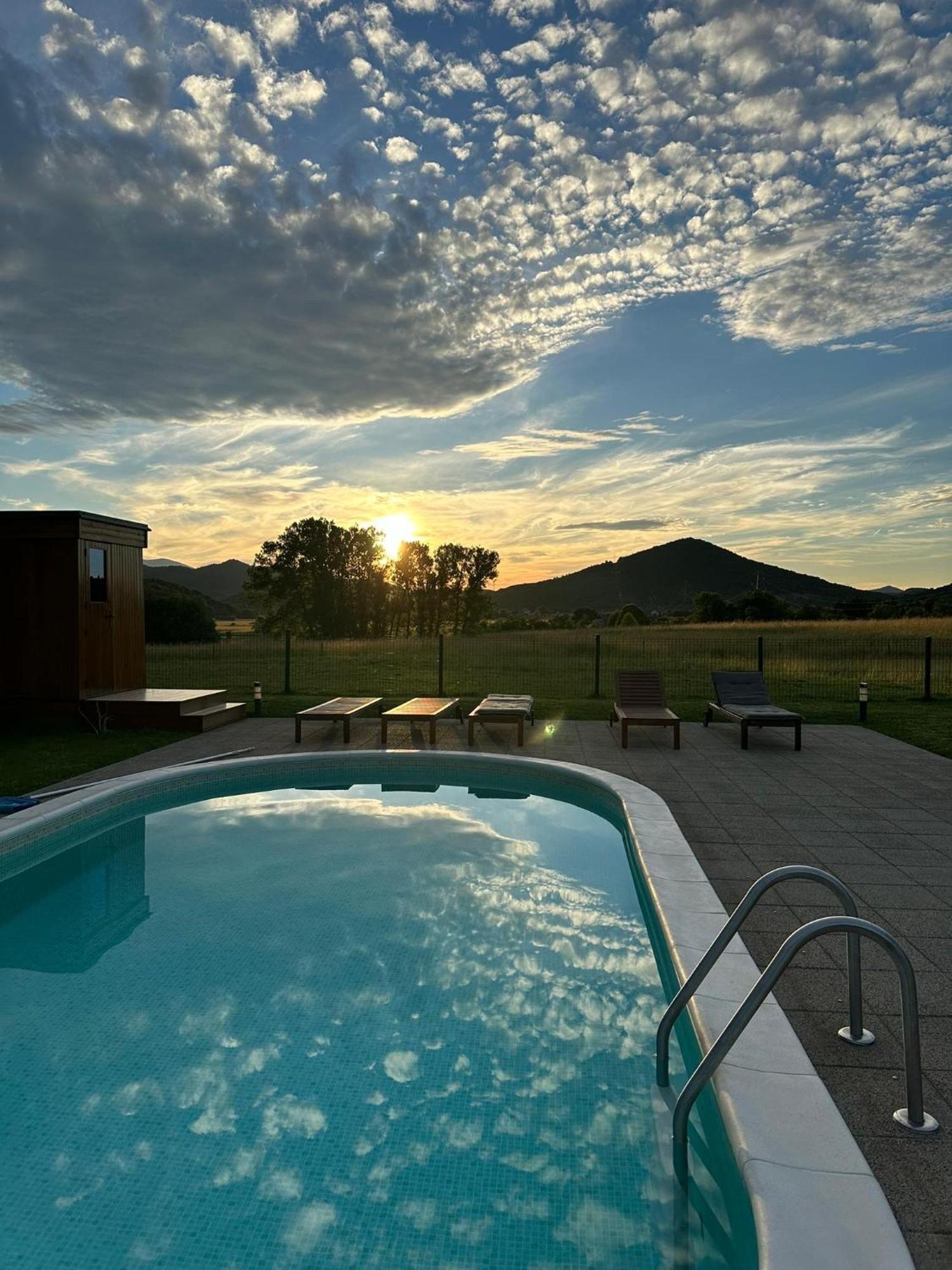 V'S Place - Wooden House With Heated Pool And Outdoor Sauna Otocac Luaran gambar