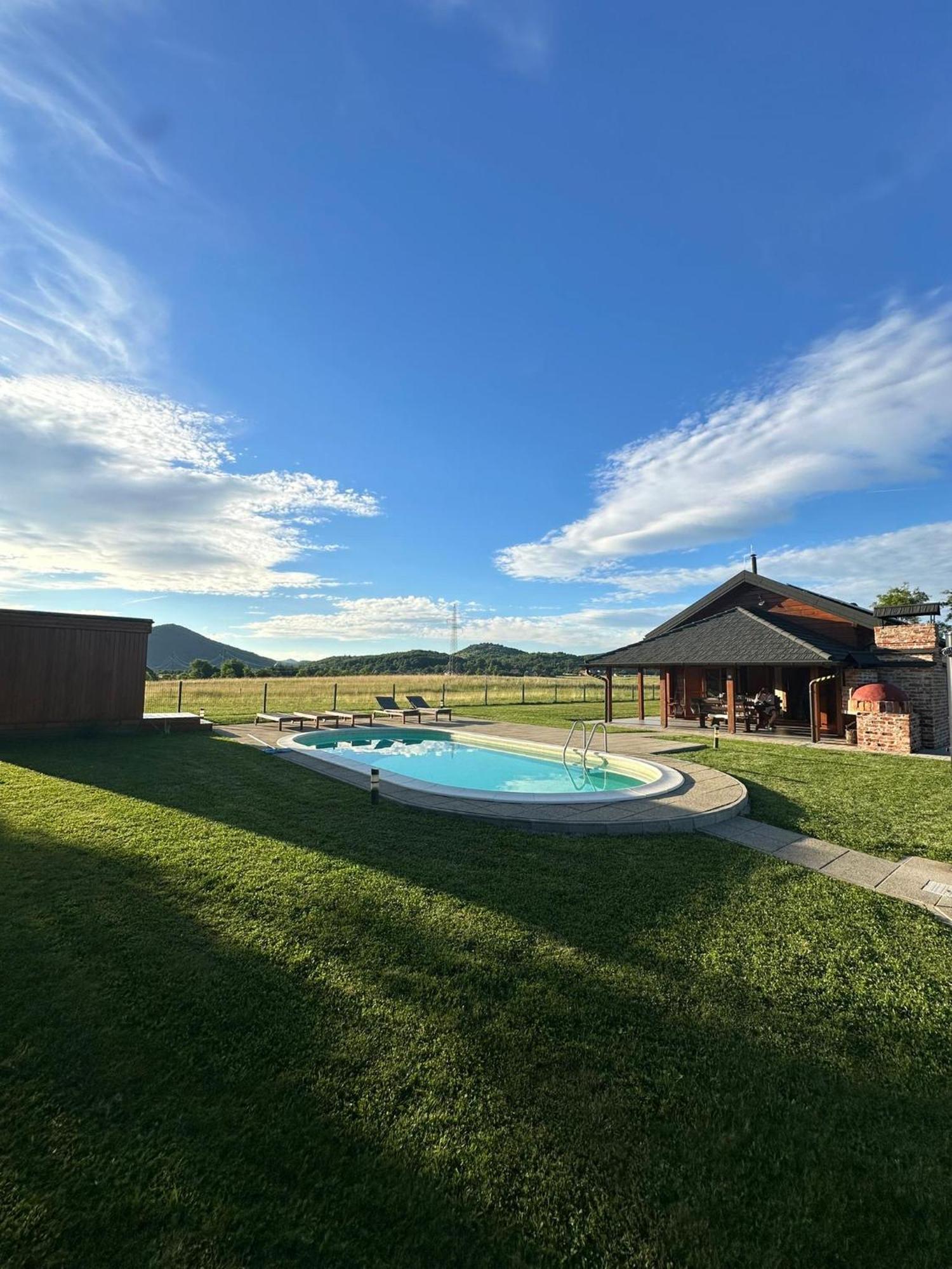 V'S Place - Wooden House With Heated Pool And Outdoor Sauna Otocac Luaran gambar